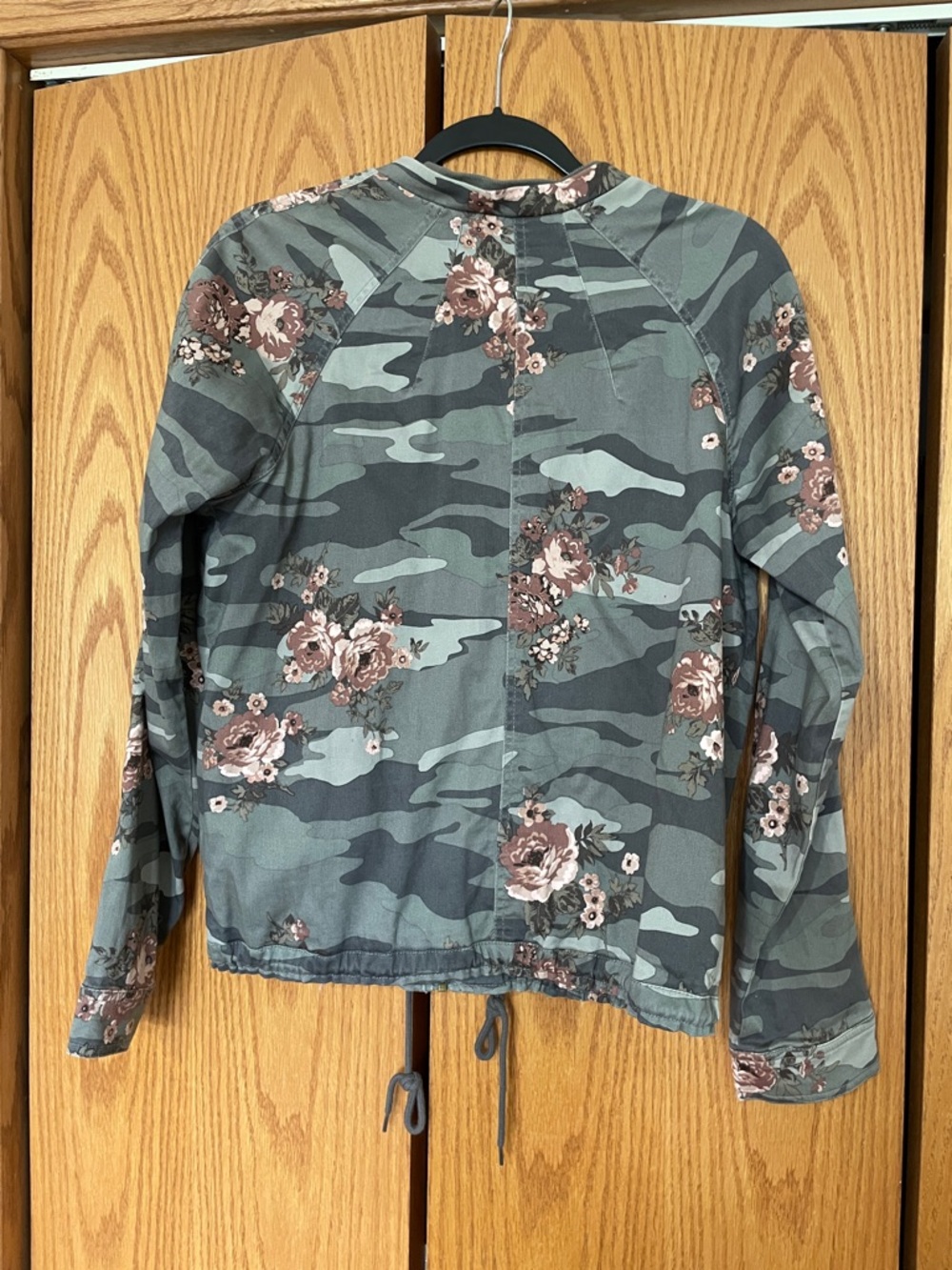 🎉LAST CHANCE 🎉Democracy Floral Camo Utility Jacket - Gray & Dusty Rose - Picture 3 of 15
